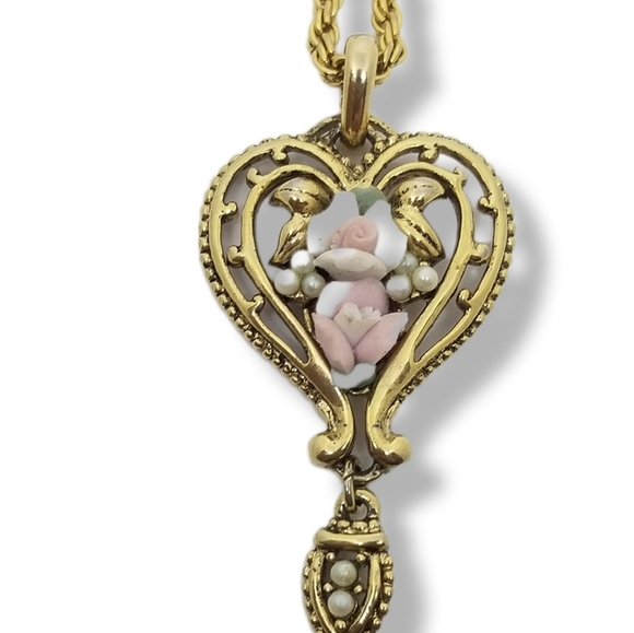 VINTAGE PORCELAIN ROSES DETAILED GOLDTONED HEART PENDANT & ROPE CHAIN NECKLACE - Picture 3 of 5